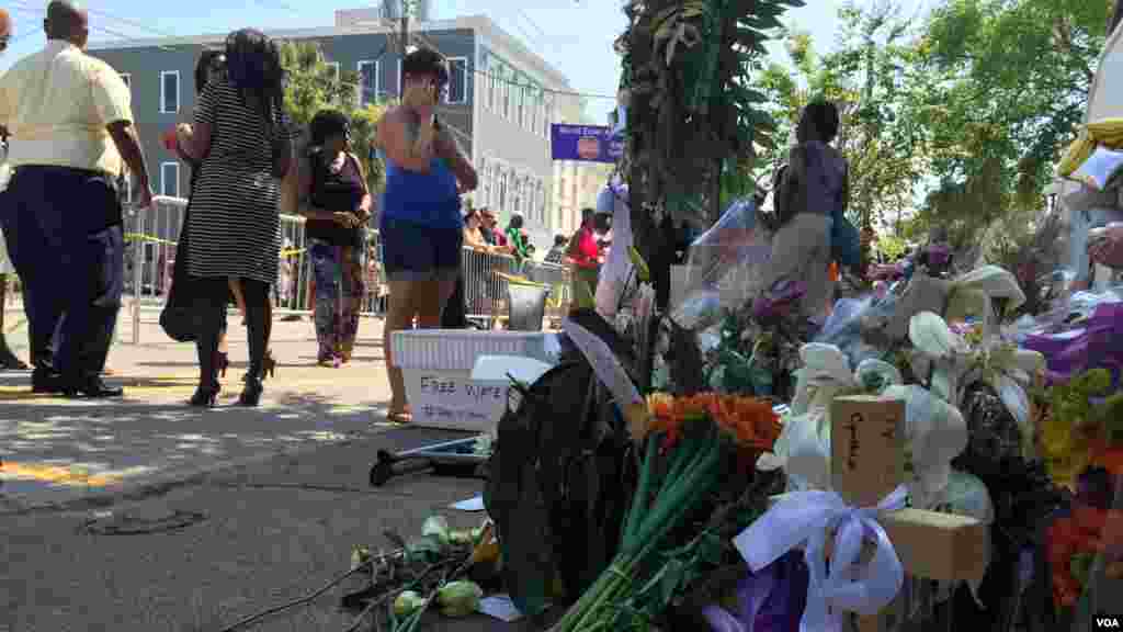 Des personnes éplorées déposent des gerbes de fleurs à l&#39;extérieur de l&#39;église Emmanuel à à Charleston, Caroline du Sud, le 21 juin, 2015. (Amanda Scott / VOA)