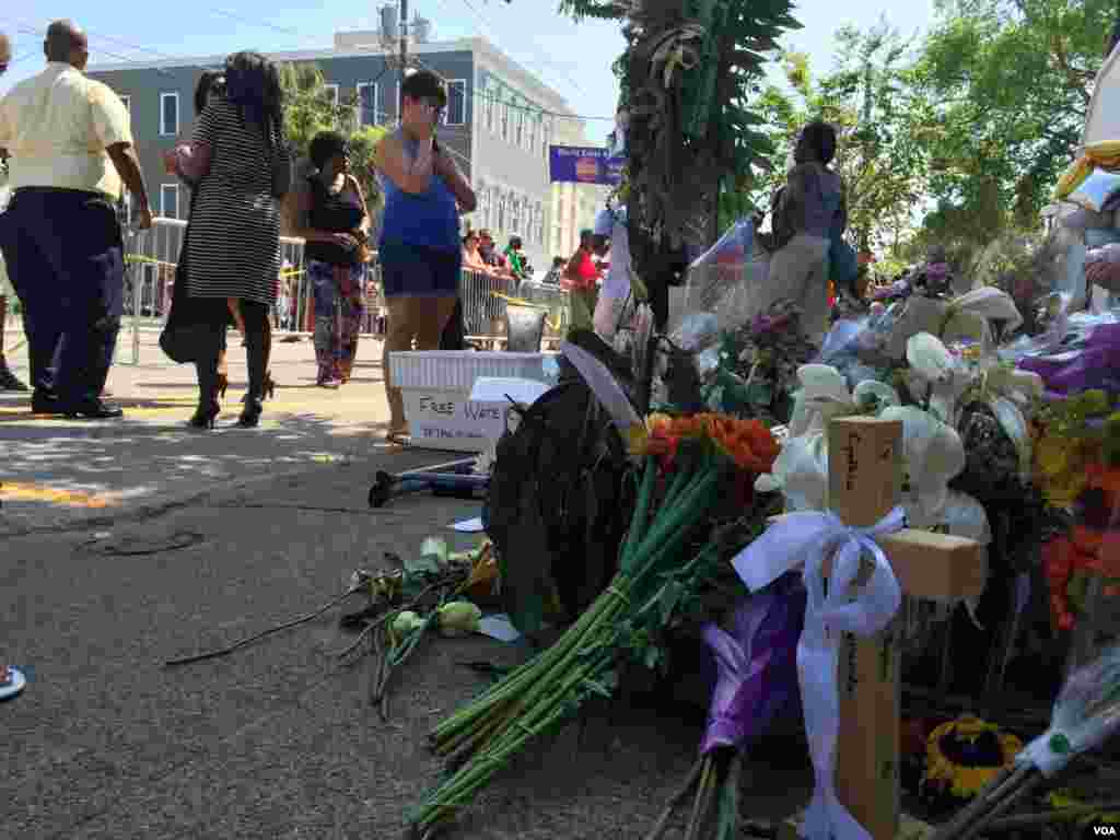 Warga yang berkabung meletakkan karangan bunga di luar Gereja AME Emanuel di Charleston, South Carolina (21/7). (VOA/Amanda Scott) &nbsp;