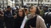 Des manifestants algériens scandent des slogans alors qu'ils manifestent dans la capitale, Alger, contre la candidature de leur président à un cinquième mandat, le 24 février 2019.