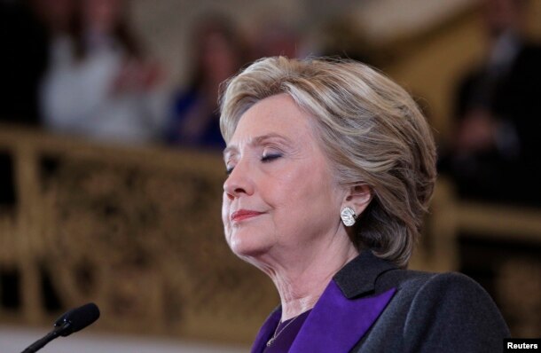 Bà Hillary Clinton phát biểu trước nhân viên và người ủng hộ khi bà thừa nhận thất cử tại một khách sạn ở Quận Manhattan của Thành phố New York, ngày 9 tháng 11, 2016.