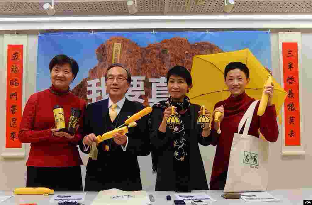 香港公民黨主席余若薇（左起）、公民黨黨魁梁家傑、立法會議員毛孟靜、公民黨副主席陳淑莊，展示即將在農曆新年年宵花市售賣的雨傘圖案產品