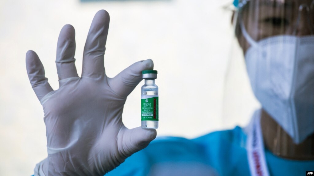 Pezullohet vaksinimi me AstraZeneca në disa vende; Ekspertët: nuk ka arsye për shqetësim