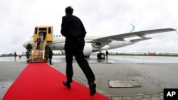 Man runs over red carpet to new Airbus A318 (File photo)
