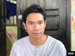 លោក ពិន ពៅ​ បានប្រាប់វីអូអេថា លោកព្រួយបារម្ភ​អំពីការគ្មានលុយ​សង​បំណុល​ធនាគារ​ ខណៈចំណូលរបស់លោកបានថយចុះ ដោយសារការឆ្លងរាតត្បាតនៃវីរុសកូរ៉ូណា ខេត្តសៀមរាប ថ្ងៃទី១៧ ខែមីនា ឆ្នាំ២០២០ ។ (ហ៊ុល រស្មី​/VOA)