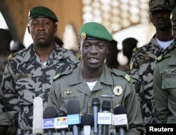 Le capitaine Sanogo lors d'une conférence de presse le 3 avril au camps militaire de Kati