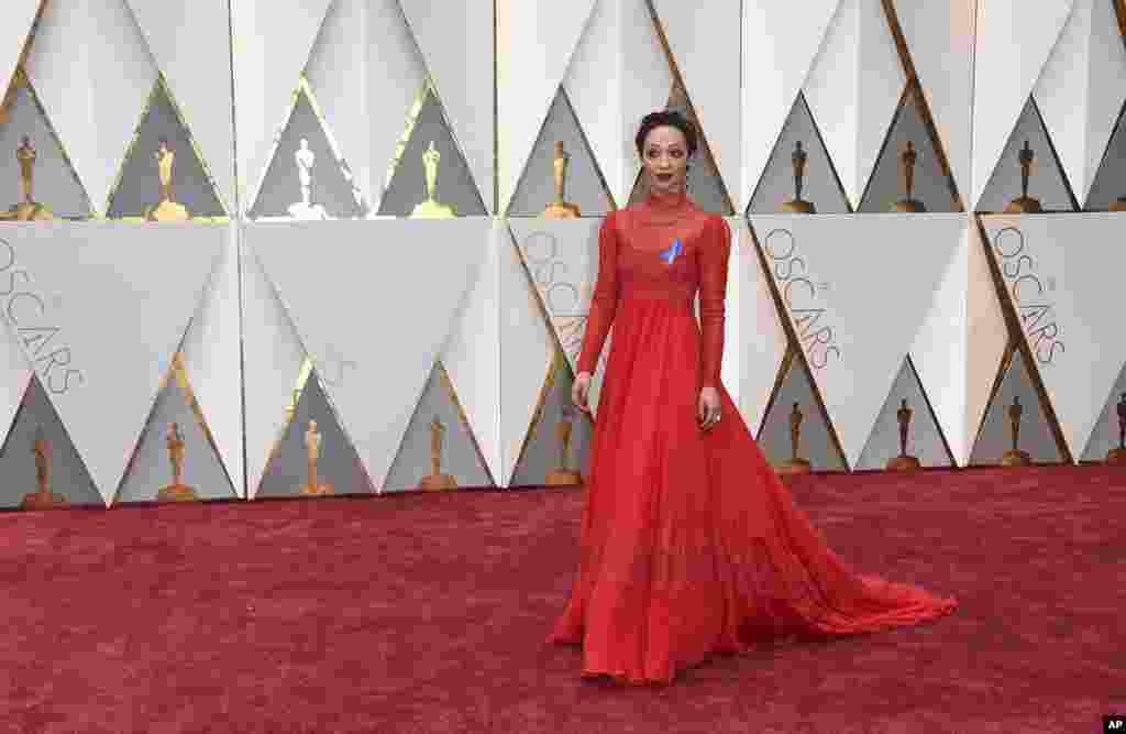 Ruth Negga llega a los Oscar el domingo en el Teatro Dolby de Los Ángeles.