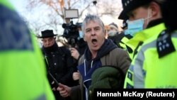 Pengunjuk rasa berkumpul di Clapham Common Bandstand, setelah penculikan dan pembunuhan Sarah Everard, di London, Inggris 13 Maret 2021. (Foto: REUTERS/Hannah McKay)