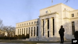 A guard stands outside the Federal Reserve Building in Washington, January 14, 2010 (file photo)