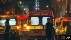 Поліція і машини швидкої допомоги на місці вибуху в Тунісі