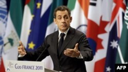 Tổng thống Pháp Nicolas Sarkozy phát biểu trong 1 cuộc họp báo tại hội nghị thượng đỉnh G20 ở Cannes, Pháp, Thứ năm, 3/11/2011