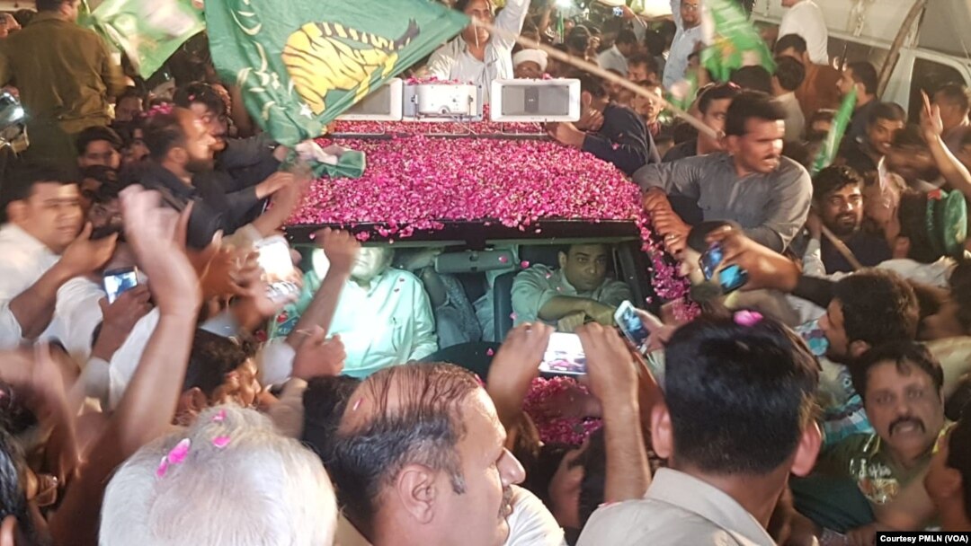 مسلم لیگ ن کے کارکن منگل کی صبح سے ہی جمع ہونا شروع ہو گئے تھے۔