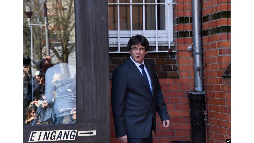 Mantan pemimpin Catalan, Carles Puigdemont, tersenyum saat meninggalkan gedung itu setelah dibebaskan dengan jaminan dari penjara di Neumuenster, Jerman utara, Jumat, 6 April 2018.