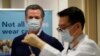 Gubernur Gavin Newsom menyaksikan vaksin Pfizer-BioNTech COVID-19 disiapkan oleh Direktur Farmasi Rawat Inap David Cheng di Kaiser Permanente Los Angeles Medical Center di Los Angeles, California pada 14 Desember 2020. (Foto: AFP)