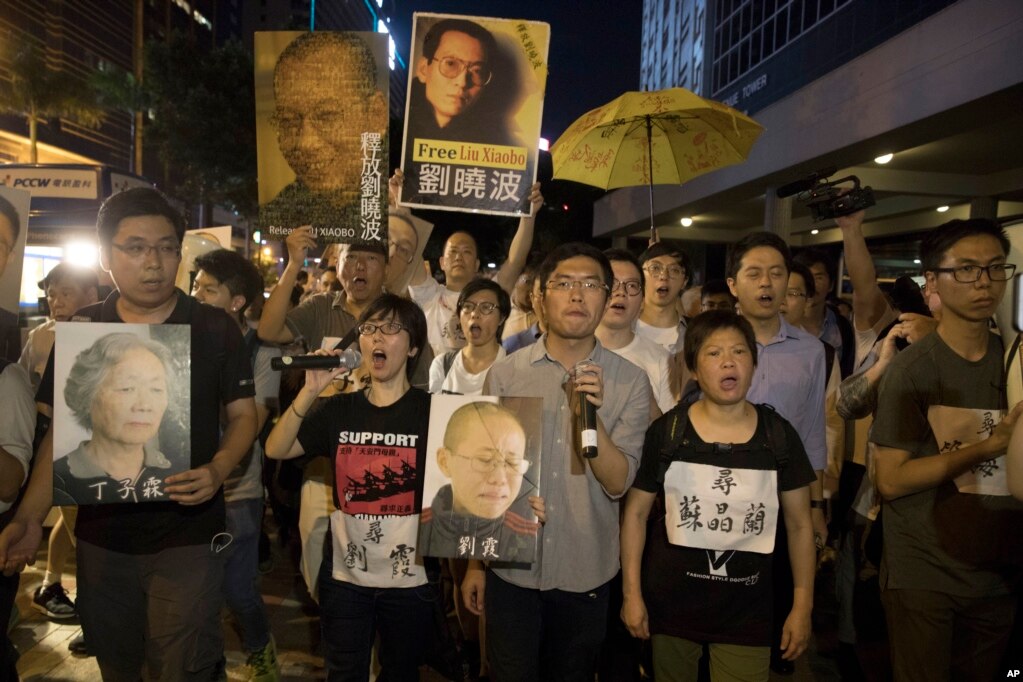 在中国国家主席习近平在湾仔会展中心参加港府欢迎酒会及观看文艺演出之际,香港多个团体在湾仔附近举行示威,希望习近平能听到港人民意,并立即释放身患肝癌晚期的诺贝尔和平奖得主刘晓波。(2017年6月30日)