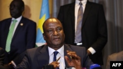 Newly appointed South Sudan first vice president, Taban Deng Gai (C) speaks during a press conference on August 17, 2016 in Nairobi, Kenya. 