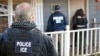 美国移民和海关执法局提供的这张照片显示，在一次针对移民逃犯和外籍罪犯的执法行动中，该机构的执法人员来到乔治亚州亚特兰大市一栋房子前（2017年2月9日）