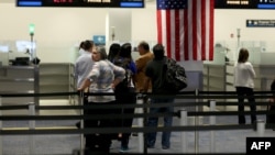 Du khách quốc tế xếp hàng tại một trạm kiểm soát Hải quan và Bảo vệ biên giới sau khi đến sân bay quốc tế Miami, Florida ngày 04/3/2015.
