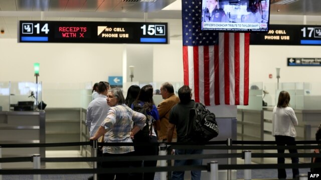 A partir del 25 de enero, quedarán inválidas las autorizaciones de viaje del sistema electrónico (ESTAs), de individuos que han informado previamente que tienen doble nacionalidad  que incluya uno de los países afectados por la nueva ley, 