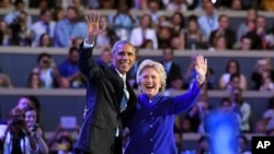 အမေရိကန်သမ္မတ Barack Obama နဲ့ ဒီမိုကရက်ပါတီ သမ္မတလောင်း Hillary Clinton တို့ကို Democratic National Conventionမှာ တွေ့ရစဉ်။ (July 27၊ 2016)