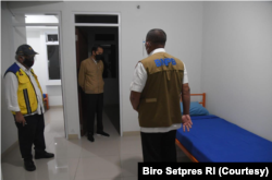 President Jokowi, together with the BNPB Director and PUPR Minister, reviewed the readiness of the Pasar Drums apartment to isolate the site for patients with mild COVID-19 and OTG symptoms in Jakarta on Wednesday (7/7). (Photo: Courtesy / Setpres Bureau)