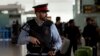 پلیس در فرودگاه بارسلون - اسپانیا پس از اعلام وضعیت اضطراری سخت‌گیری‌های بیشتری را برای مقابله با شیوع ویروس کرونا به اجرا گذاشته است