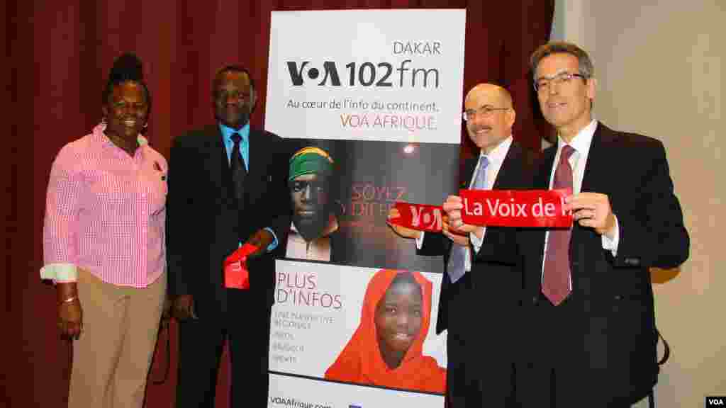 Le ministre sénégalais de la Culture et de la Communication, Mbagnick Ndiaye (2e G), l&rsquo;ambassadeur américain à Dakar, Zumwalt (C) et le directeur du Bureau de la stratégie et du développement de Broadcasting Board of Governors, Bruce Sherman posent pour une photo lors du lancement de loa fréquence 102 FM de la VOA Afrique à Dakar, Sénégal, mardi 3 mars 2015.