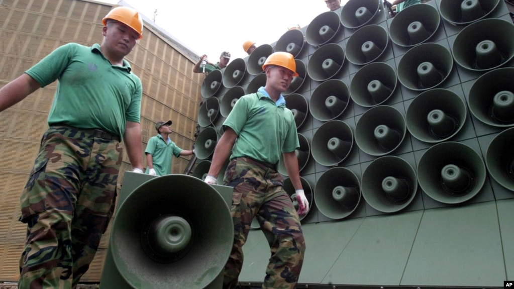 Seoul trước đây từng dùng hệ thống loa phát thanh “khủng” để phát các tin tức tuyên truyền qua biên giới quân sự hóa phân chia hai miền bán đảo Triều Tiên, theo NBC News.