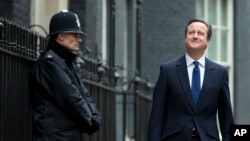 Britanski premijer Dejvid Kameron napušta Dauning Strit kako bi posetio kraljicu Elizabetu II pred zvanično raspuštanje parlamenta u Londonu. 