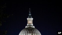 Vòm Điện Capitol thắp sáng đêm thứ Năm 19/10/2017 giữa lúc Thượng viện Mỹ làm việc tới khuya để tiến hành một loạt thủ tục dẫn đến cuộc biểu quyết về ngân sách của Đảng Cộng Hòa, tại điện Capitol, trụ sở quốc hội Mỹ. (AP Photo/J. Scott Applewhite)