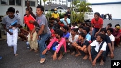 Imigran ilegal dari Myanmar dan Bangladesh tiba di Langkawi, Malaysia (11/5). (AP/Hamzah Osman)