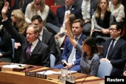 Đại sứ Mỹ tại Liên Hiệp Quốc Nikki Haley cùng các thành viên Hội đồng Bảo an giơ tay biểu quyết về nghị quyết chế tài mới nhất nhắm vào Triều Tiên, tại trụ sở của Liên Hiệp Quốc ở New York, ngày 22 tháng 12, 2017.