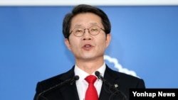 Ministro sul-coreano da unificação, Ryu Kil-Jae durante uma conferencia de imprensa para reagir a proposta da Coreia do Norte