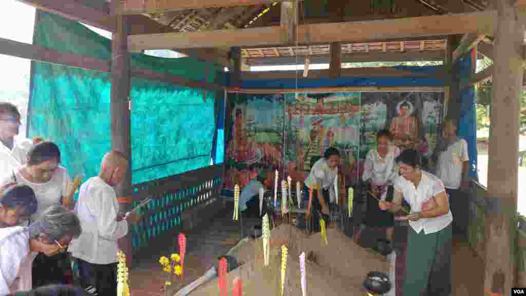 ពុទ្ធសាសនិកកំពុងពូនភ្នំខ្សាច់ ក្នុងឱកាសបុណ្យភ្ជុំបិណ្ឌ នៅវត្តនគរបាជ័យ ខេត្តកំពង់ចាម កាលពីថ្ងៃទី០១ ខែតុលា ឆ្នាំ២០១៦។ (ប៊ុន ប៉េងហ៊ុយ/VOA)