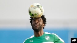 Wilfried Bony contrôle le ballon de la tête lors d’une séance d’entraînement au stade Skoakam, à Oyem, Gabon, 17 janvier 2017. 