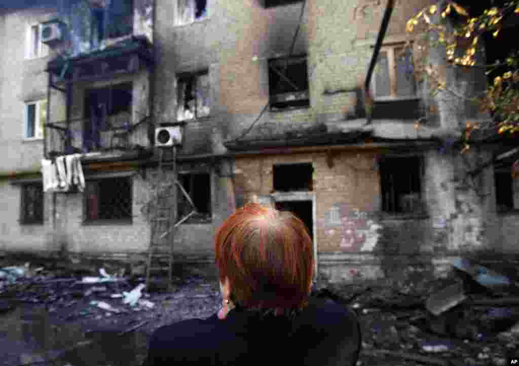 A woman cries in front of her damaged apartment building after shelling in the town of Donetsk, eastern Ukraine, Sept. 17, 2014.