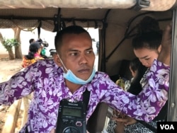 លោក ទុយ​ ក្តុង​ ជាកម្មករម្នាក់ដែលរងប៉ះពាល់ដោយសារ​វិវាទការងារជាមួយសាលាបារាំងចុង​បូព៌ាប្រទេស នៅខេត្តសៀមរាបនៅថ្ងៃទី១៦ ខែមីនា ឆ្នាំ២០២០។​ (ហ៊ុល រស្មី/VOA Khmer)