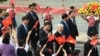资料照片：中国国家主席习近平和越南共产党总书记阮富仲在参加会谈的路上向欢迎群众招手（2017年11月12日）