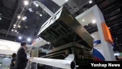 지난해 5월 한국에서 열린 '민·군기술협력 박람회'에 한국이 독자 기술로 개발한 차기다연장 체계 '천무' 전시됐다. (자료사진)
