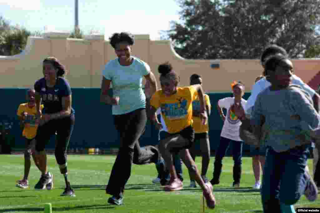 La primera dama Michelle Obama participa de la iniciativa &quot;Ponerse en actividad es divertido&rdquo; en el complejo deportivo de ESPN en el Walt Disney World Resort en Orlando. (Foto oficial de la Casa Blanca de Chuck Kennedy).