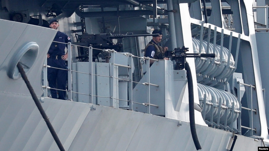 Thủy thủ Anh trên tàu HMS Albion khi nó cập cảng Harumi ở Tokyo, Nhật, hôm 3/8.