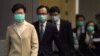 戴着口罩的香港特首林郑月娥带领港府官员步入一个新闻发布会会场。（2020年1月31日）