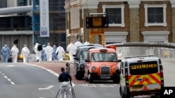 La policía forense trabaja en una zona acordonada del Puente de Londres y alrededores luego de un ataque el sábado 3 de junio que dejó 7 muertos y 48 heridos.