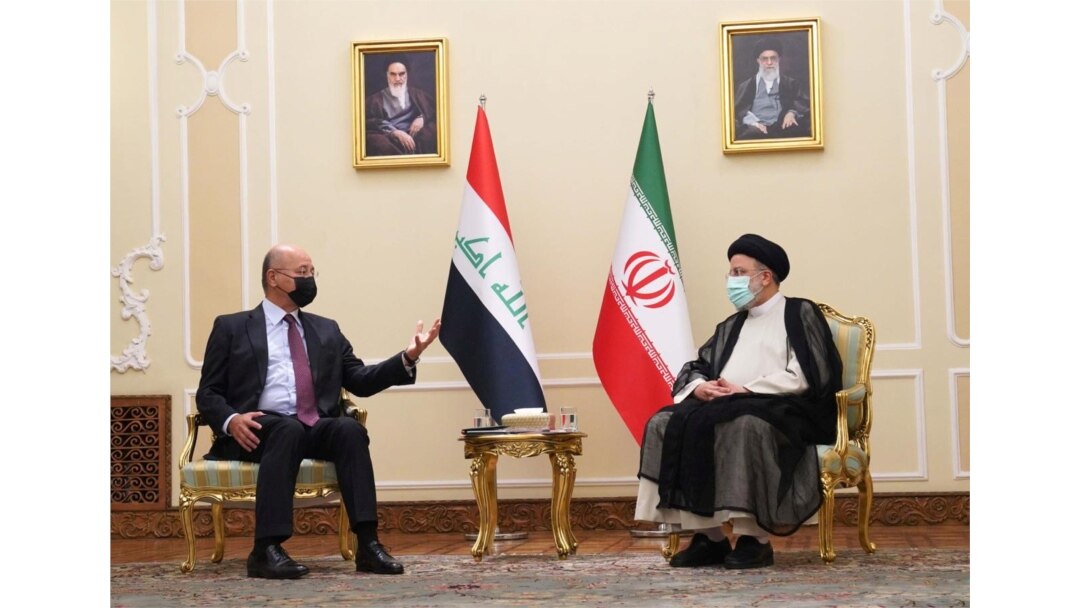 Presiden Irak Barham Salih bertemu dengan Presiden baru Iran Ebrahim Raisi di Teheran, Iran 5 Agustus 2021. (Handout/Kantor Kepresidenan Republik Irak via REUTERS)