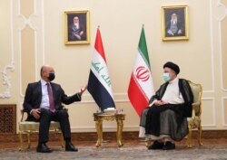 Presiden Irak Barham Salih bertemu dengan Presiden baru Iran Ebrahim Raisi di Teheran, Iran 5 Agustus 2021. (Handout/Kantor Kepresidenan Republik Irak via REUTERS)