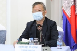 Ly Sovann, a spokesperson for the Ministry of Health, speaks about the ongoing testing needed to contain the COVID-19 pandemic at the Health Ministry’s weekly press conference, in Phnom Penh, Cambodia, Monday, May 4, 2020. (Kann Vicheika/VOA Khmer)