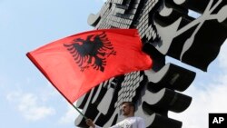 Opozita ne Shqiperi bllokon rruget
