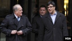 Mantan petugas CIA John Kiriakou (kanan) dan pengacaranya Plato Cacheris (kiri) dan John Hundley meninggalkan pengadilan di Alexandria, Virginia (23/1).