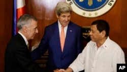 7月27日菲律賓總統杜特爾特(右)與美國大使古德伯格(左)﹔美國國務卿(中)。(資料照)