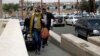 Viajeros occidentales llegan al aeropuerto con la finalidad de abandonar Sanaá siguiendo las recomendaciones.