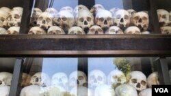 Chứng tích tội ác Khmer đỏ được lưu giữ tại Cánh đồng Chết Choeung Ek ở Pnom Penh: Sọ người chồng chất lên nhau là những gì còn lại từ các nạn nhân của chế độ diệt chủng Khmer đỏ. (Sun Narin/VOA Khmer)